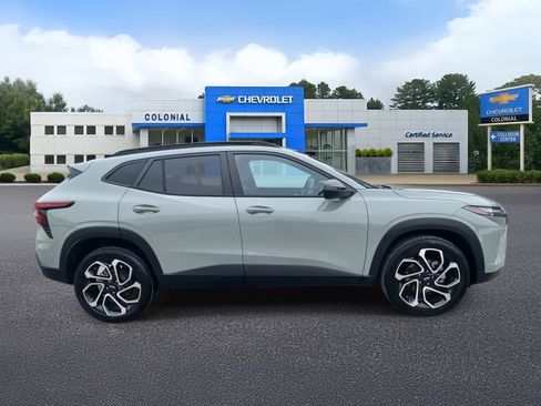 Used 2024 Chevrolet Trax RS w/ Sunroof Package image 3