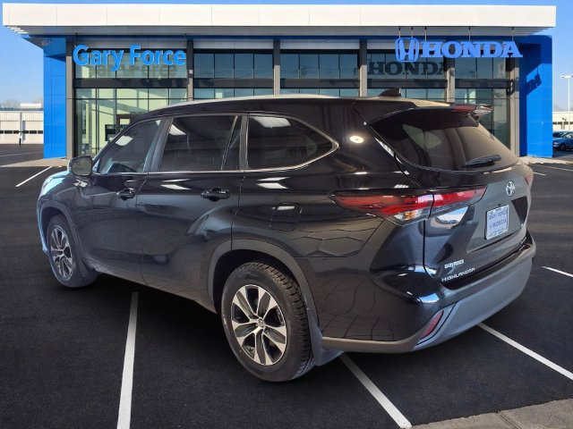 Used 2024 Toyota Highlander XLE AWD/4WD image 3