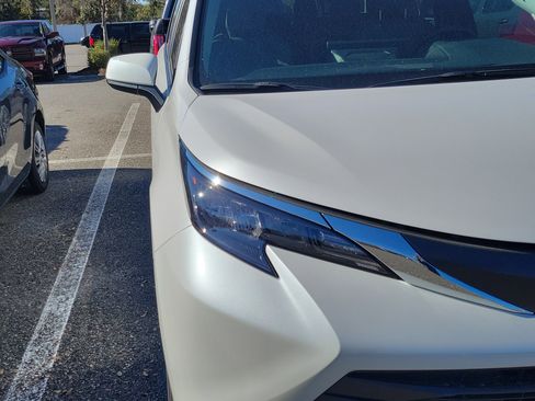 Used 2025 Toyota Sienna XLE image 6