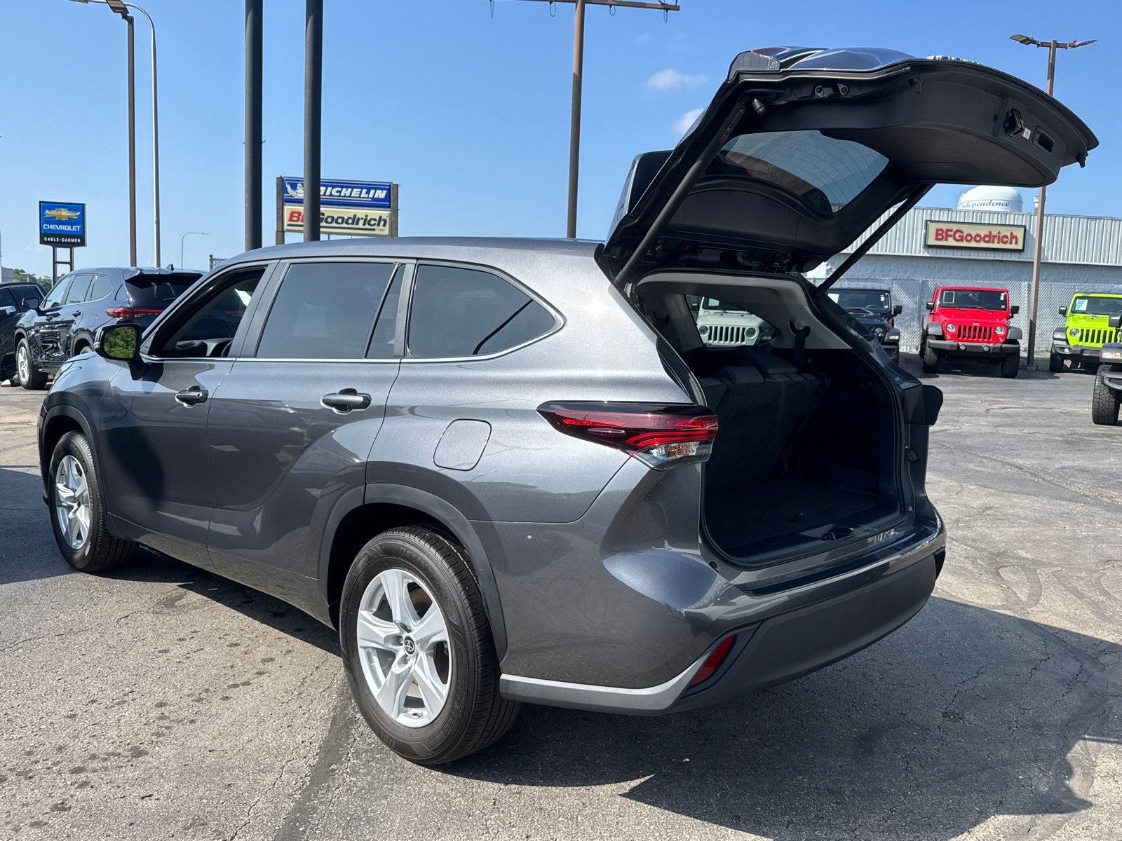 Used 2025 Toyota Highlander LE FWD image 18