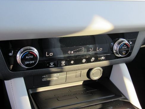 New 2025 Mitsubishi Outlander SE image 18