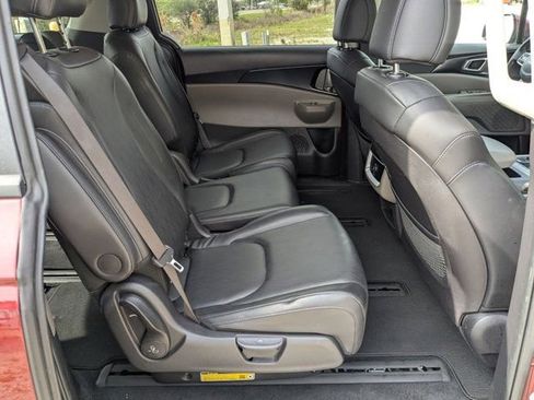 Used 2025 Kia Carnival FWD image 26