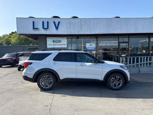 Used 2026 Ford Explorer Active w/ Active Comfort Package AWD/4WD image 2
