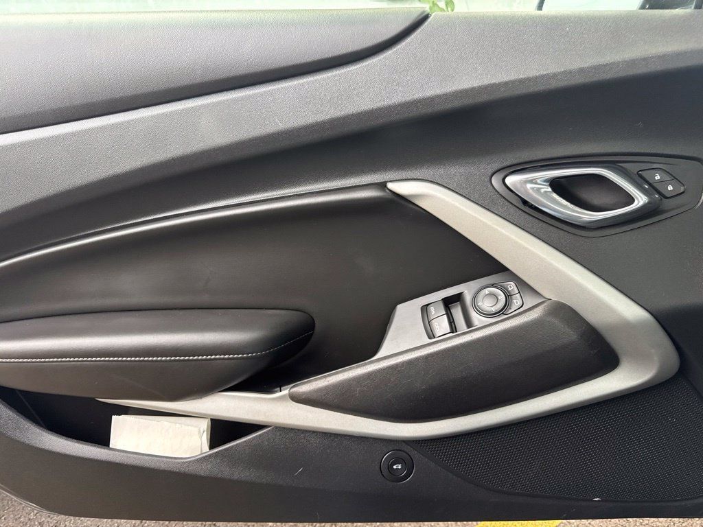Used 2018 Chevrolet Camaro SS RWD image 9