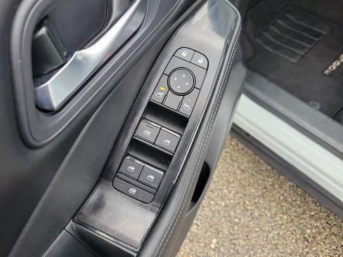 Used 2025 Nissan Rogue SV AWD/4WD image 15