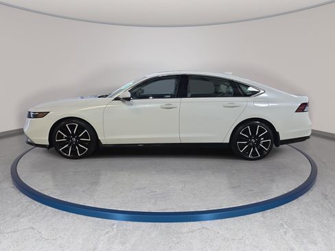 Used 2024 Honda Accord Touring image 9