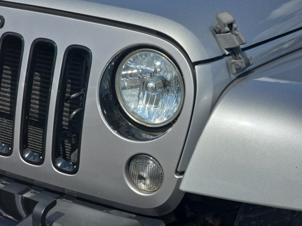 Used 2018 Jeep Wrangler Unlimited Sahara w/ Dual Top Group AWD/4WD image 30