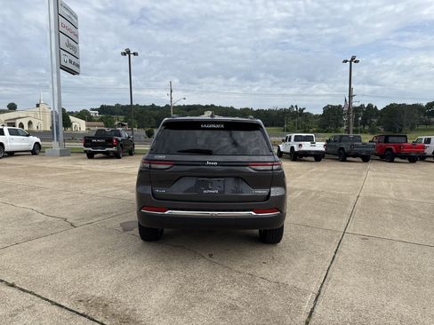 Used 2023 Jeep Grand Cherokee Laredo image 6