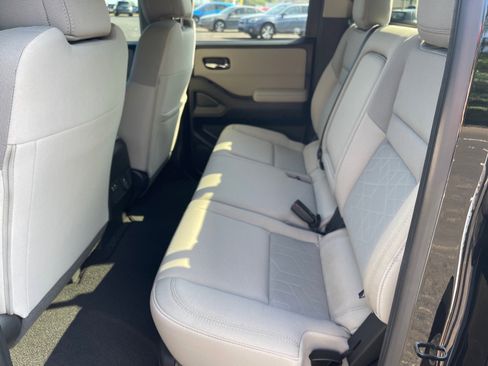 Used 2025 Nissan Frontier SV w/ SV Convenience Package RWD image 12