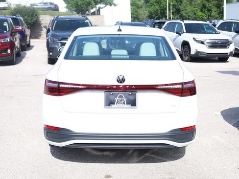 Used 2025 Volkswagen Jetta SE FWD image 6