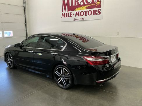 Used 2016 Honda Accord Touring image 4