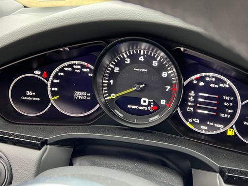 Certified 2022 Porsche Cayenne Platinum Edition image 24