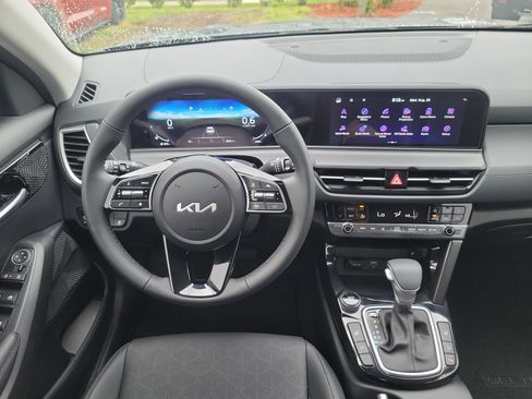 Certified 2026 Kia Seltos EX w/ EX Sunroof Package FWD image 16