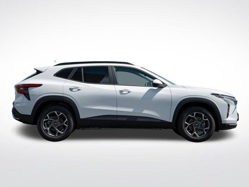 New 2026 Chevrolet Trax LT w/ Sunroof Package FWD image 5