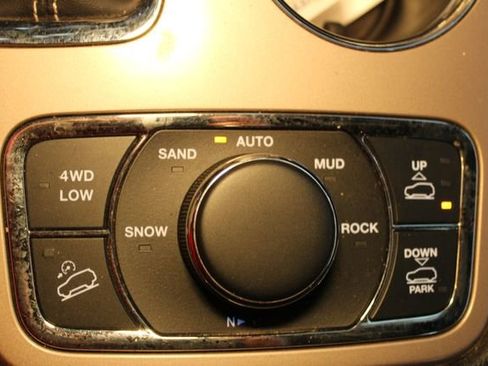 Used 2017 Jeep Grand Cherokee Overland image 31