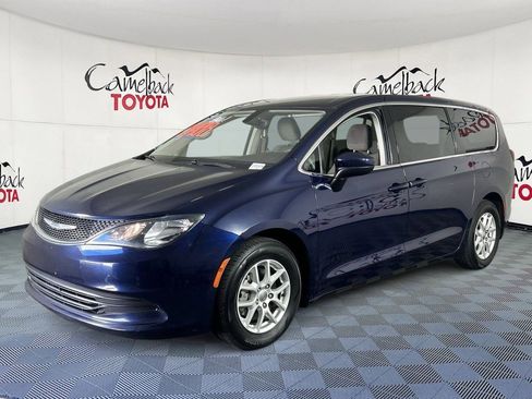 Used 2017 Chrysler Pacifica LX FWD image 2