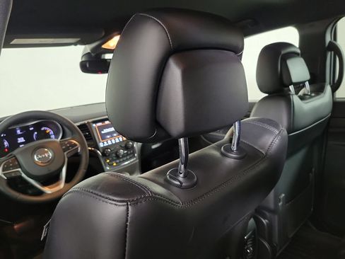 Used 2018 Jeep Grand Cherokee Altitude AWD/4WD image 12