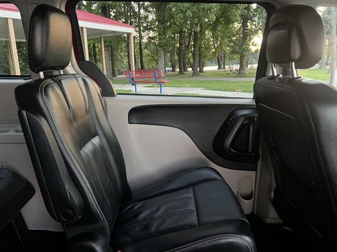 Used 2013 Chrysler Town & Country Touring FWD image 27