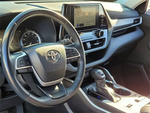 Used 2023 Toyota Highlander LE image 10