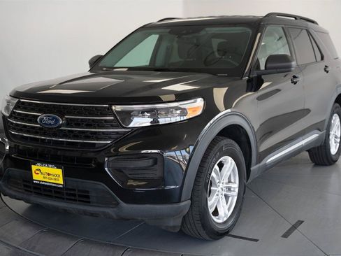 Used 2022 Ford Explorer XLT AWD/4WD image 3