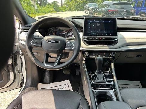 Used 2024 Jeep Compass Limited image 16