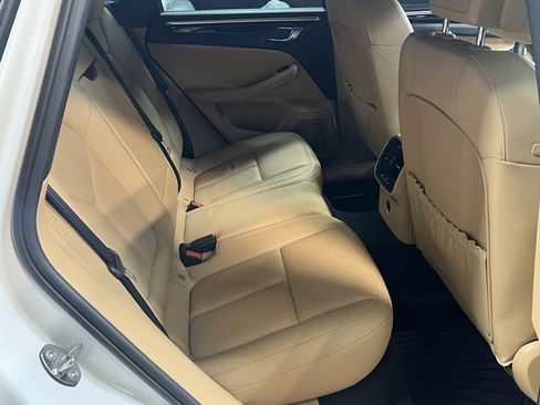 Used 2018 Porsche Macan w/ Premium Package image 17