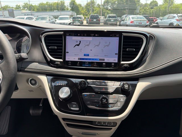 Used 2023 Chrysler Pacifica Touring-L AWD/4WD image 17