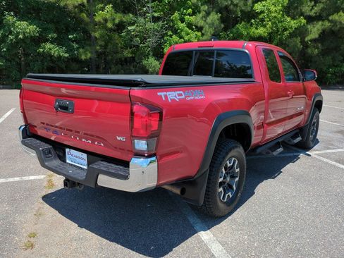 Used 2018 Toyota Tacoma TRD Off-Road AWD/4WD image 4