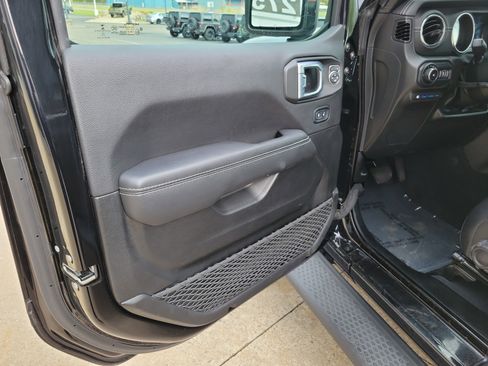 Used 2022 Jeep Wrangler Unlimited Sahara w/ Cold Weather Group AWD/4WD image 6