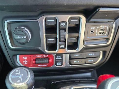 Used 2025 Jeep Wrangler Unlimited Rubicon AWD/4WD image 25