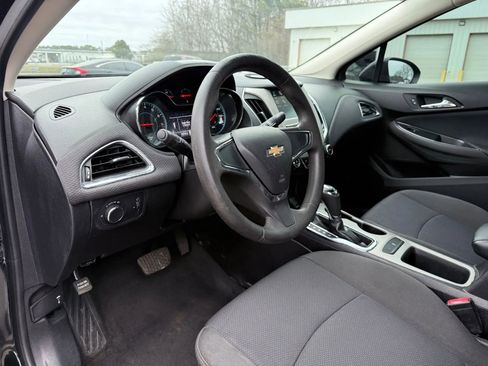 Used 2018 Chevrolet Cruze LS image 17