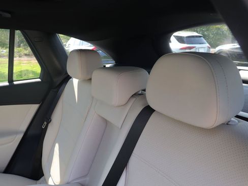 Used 2024 Mercedes-Benz GLC 300 4MATIC image 11