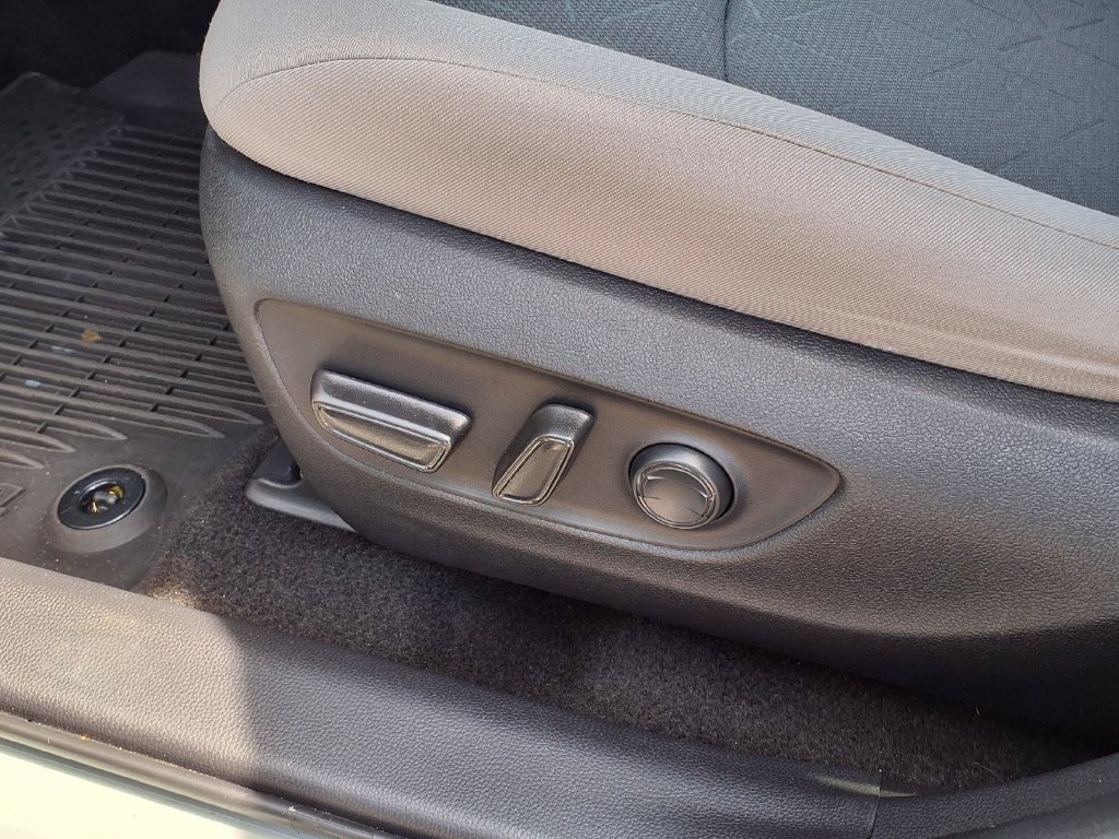 Used 2022 Toyota RAV4 XLE AWD/4WD image 26