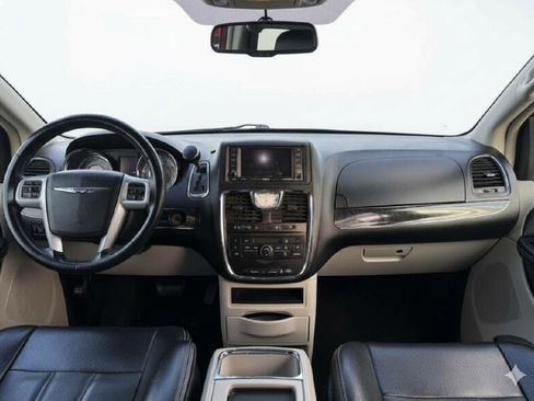 Used 2014 Chrysler Town & Country Touring image 18