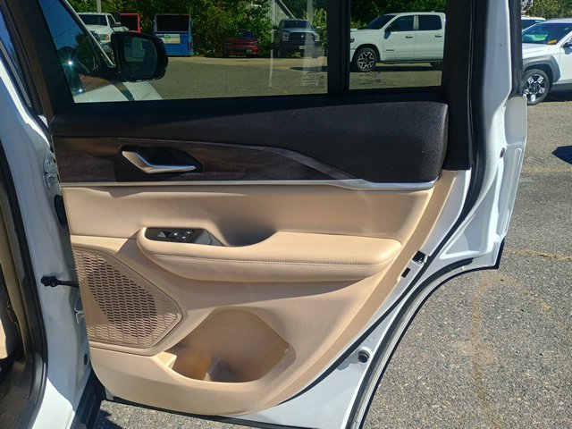 Used 2023 Jeep Grand Cherokee Limited AWD/4WD image 15