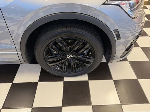 Certified 2022 Volkswagen Tiguan SE R-Line image 16