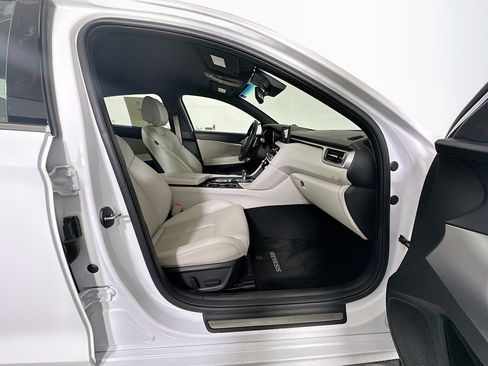 Used 2025 Genesis G70 2.5T image 32