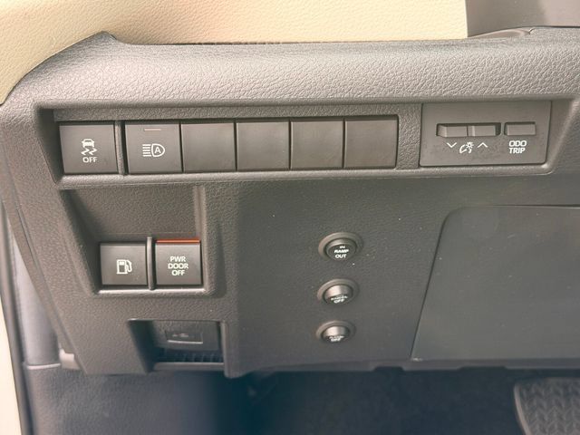 Used 2024 Toyota Sienna XLE w/ XLE Plus Package AWD/4WD image 19
