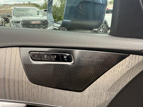 Used 2022 Volvo XC90 T8 Inscription image 11