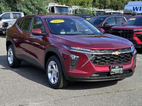 Used 2025 Chevrolet Trax LS w/ LS Convenience Package FWD image 5