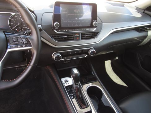 Used 2025 Nissan Altima 2.5 SR FWD image 16