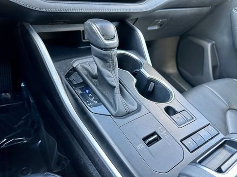 Used 2020 Toyota Highlander XLE image 32
