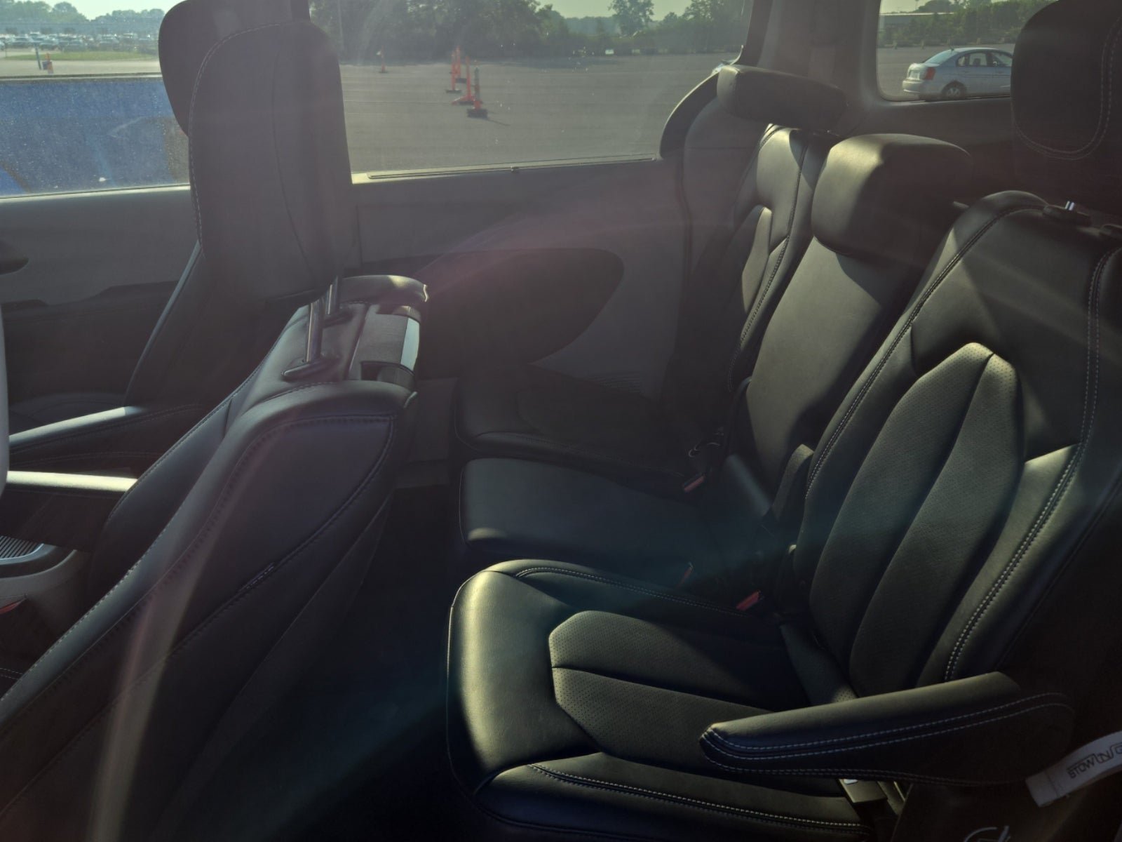 Used 2024 Chrysler Pacifica Touring-L w/ Uconnect Theater Family Group FWD image 9