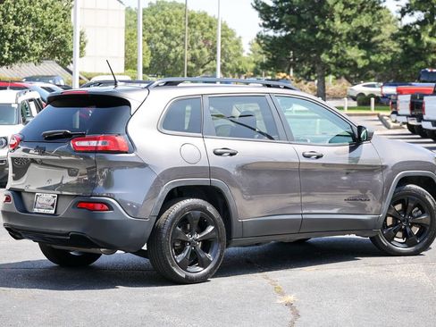 Used 2018 Jeep Cherokee Latitude w/ Altitude Package FWD image 19