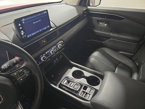 Used 2025 Honda Pilot Touring image 13