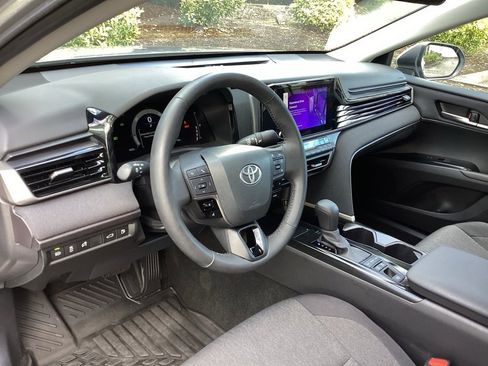 Used 2025 Toyota Camry LE w/ Convenience Package image 10