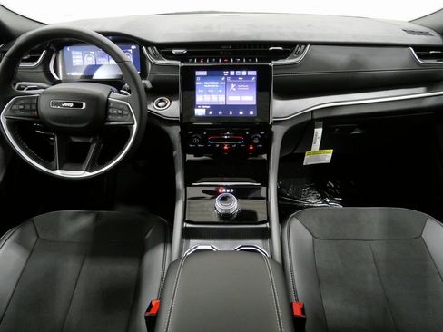 New 2025 Jeep Grand Cherokee Altitude image 11