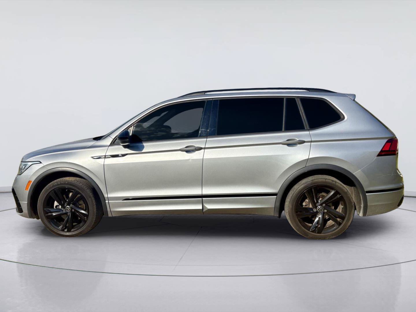 Used 2023 Volkswagen Tiguan SE R-Line FWD image 4