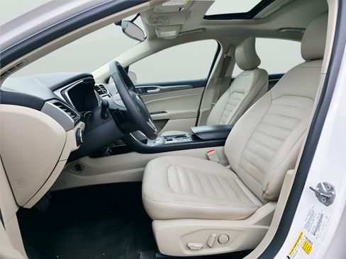 Used 2018 Ford Fusion SE w/ Fusion SE Technology Package FWD image 12