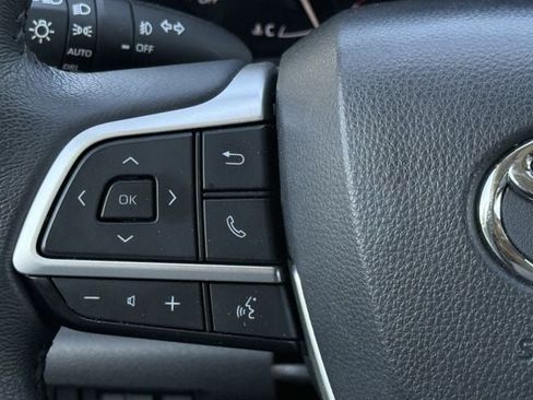 Used 2025 Toyota Sienna XLE FWD image 14